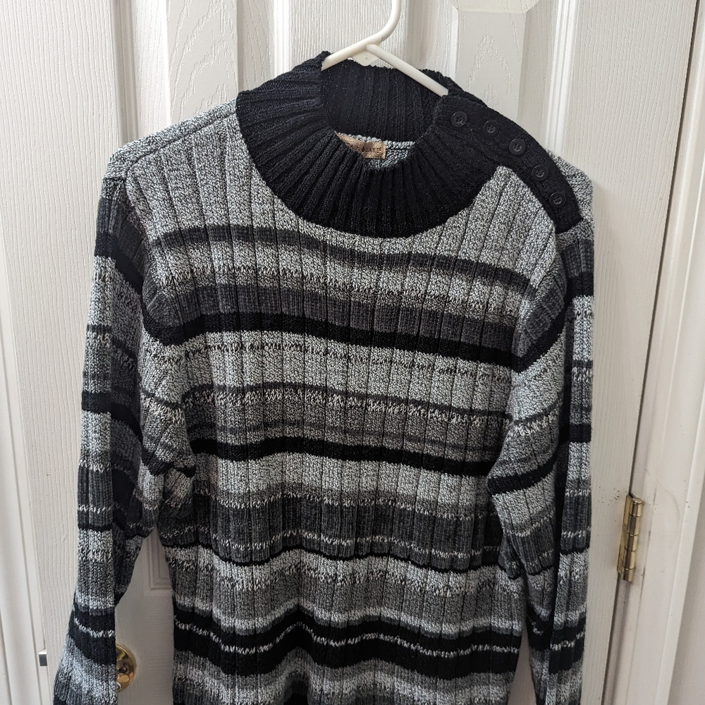 Vintage Mountain Lake XL Black and Gray Women's Sweater
